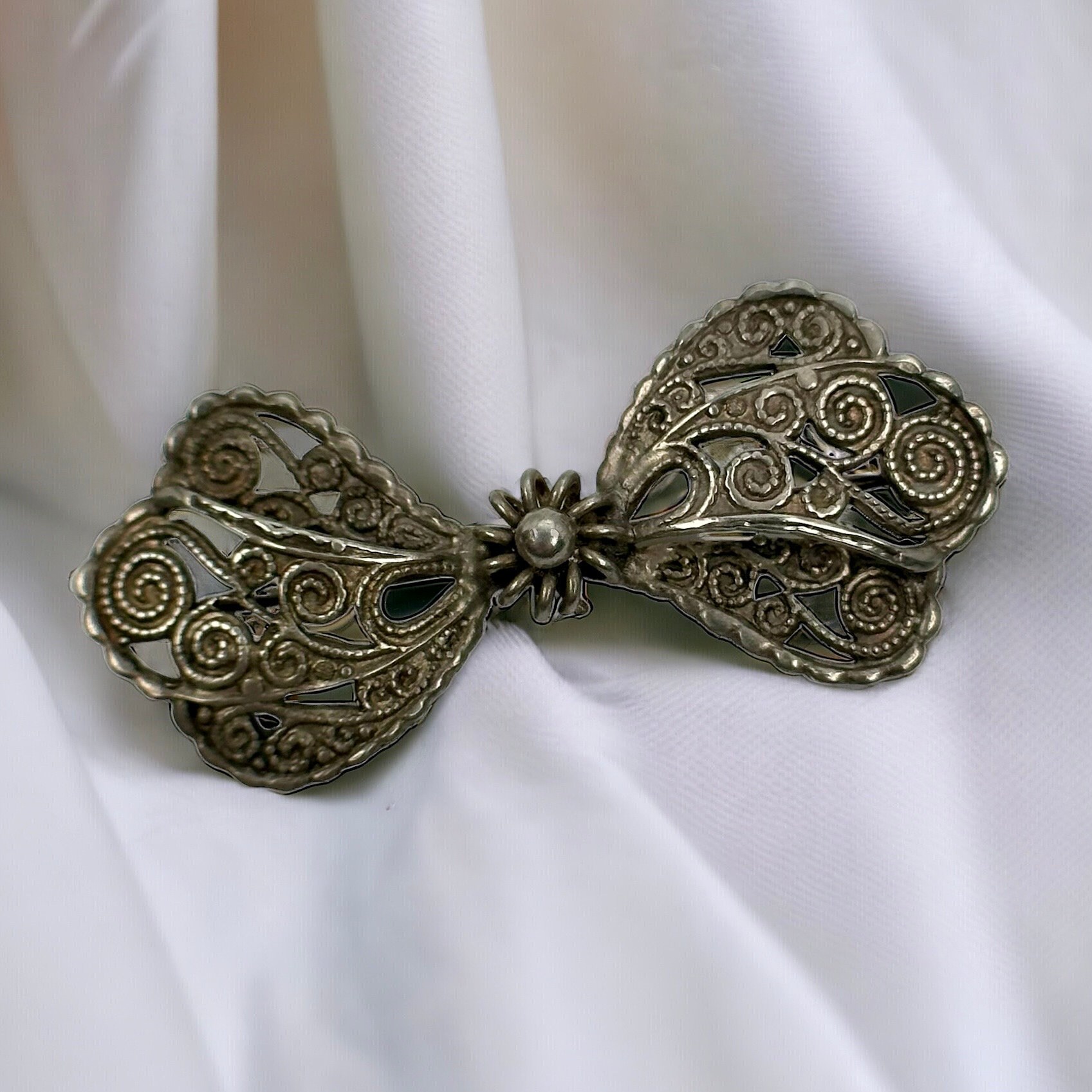 Brosche Echt Silber Trachtenschmuck Vintage Design Patina Geschenkidee Silberbrosche Retro Zeitlos Modern Luxus Schleife Jugendstil von EyecatchersJuwellery