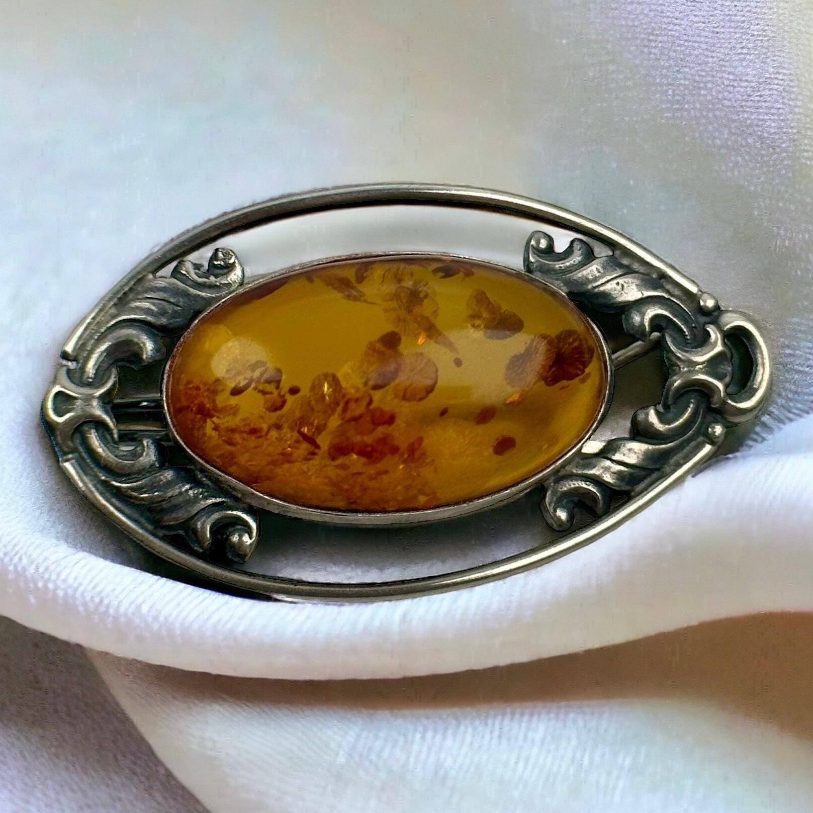 Design Brosche 925Er Silber Bernstein Vintage Damen Geschenk Mit Toller Patina Edel Retro Zeitlos Modern Exklusiv Rarität Luxus von EyecatchersJuwellery