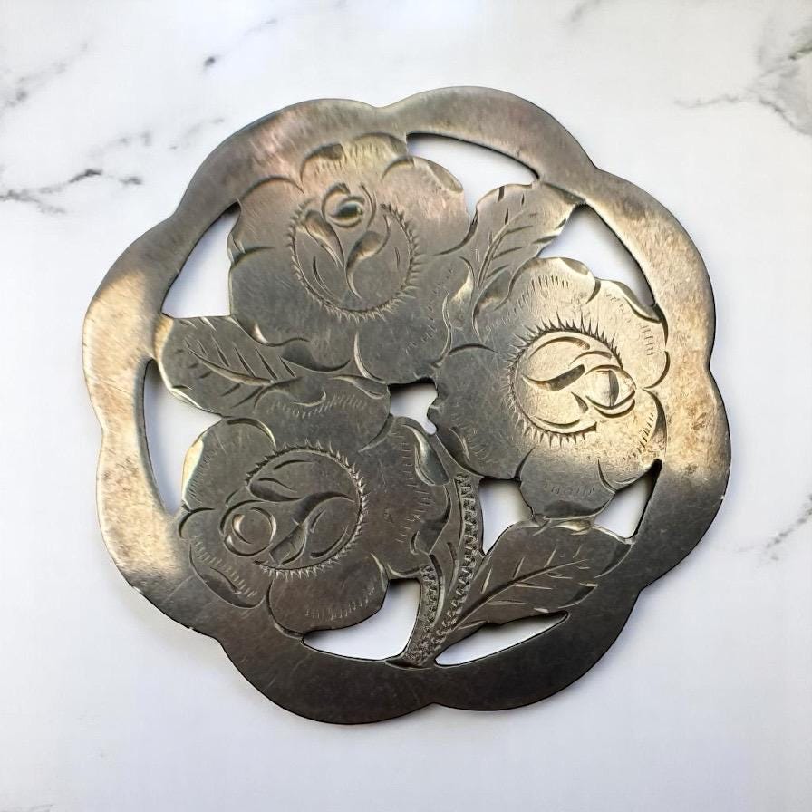 Florale Brosche 835Er Silber Rosen Vintage Geschenk Patina Luxus Accessoires Rarität Exklusiv Silberbrosche Retro Zeitlos Eyecatcher Fashion von EyecatchersJuwellery