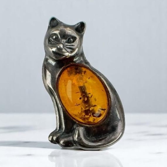 Katzen Brosche 835Er Silber Vintage Geschenk Patina Accessoires Rarität Exklusiv Silberbrosche Retro Zeitlos Eyecatcher Fashion Bernstein Katzen Brosche 835Er Silber Vintage Geschenk Patina Accessoires Rarität Exklusiv Silberbrosche Retro Zeitlos Eyecatcher Fashion Bernstein von EyecatchersJuwellery
