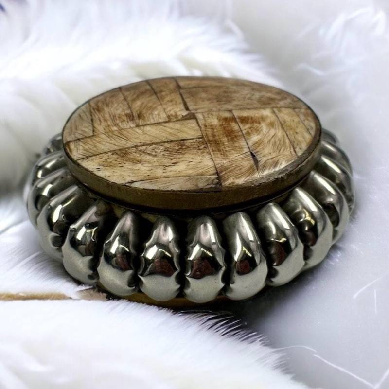 Kleine Schmuckdose Knochen Messing Vintage Schmuckkästchen Gewölbter Deckel Alt Eyecatcher Geschenkidee von EyecatchersJuwellery