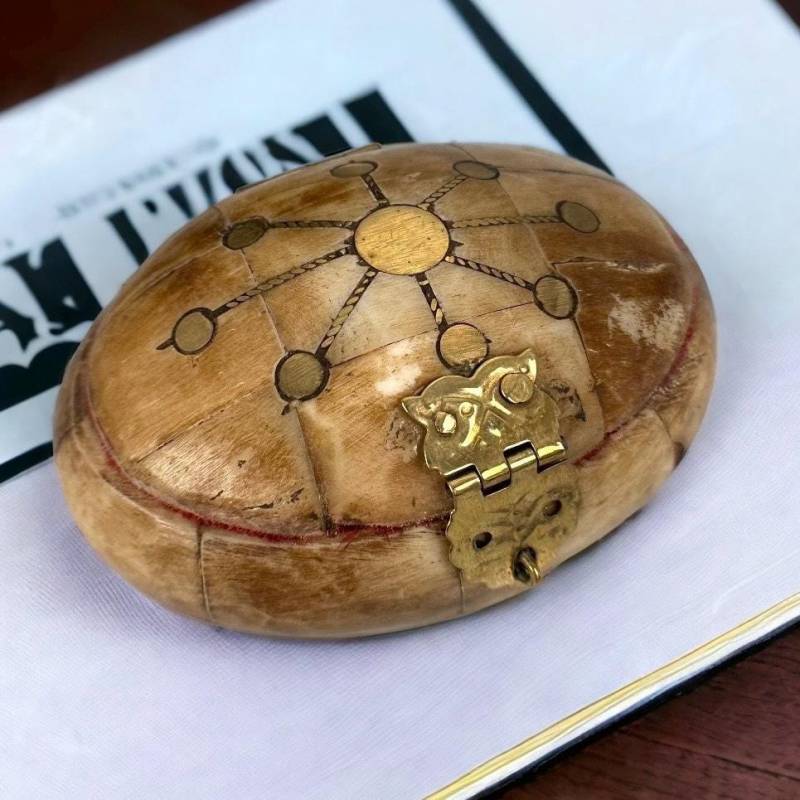 Kleine Schmuckdose Knochen Messing Vintage Schmuckkästchen Gewölbter Deckel Alt Eyecatcher Geschenkidee von EyecatchersJuwellery