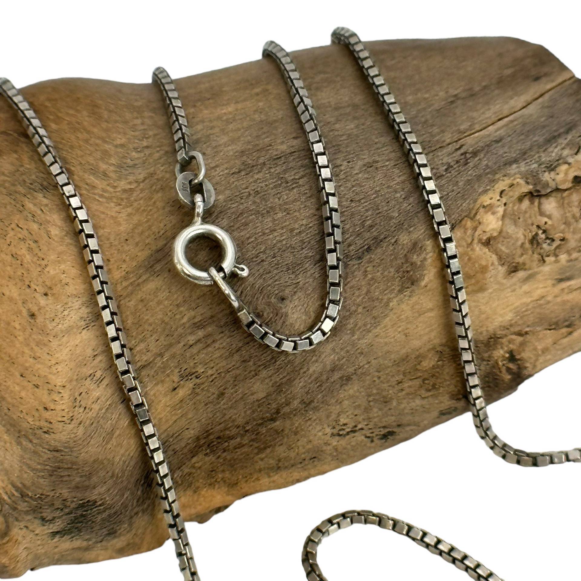 Lange Silberkette Ca. 70 cm Lang 1, 5mm Breit 835Er Silber Venezianerkette Geschenk Alt Kette Eyecatcher Patina Exklusiv Design Vintage von EyecatchersJuwellery