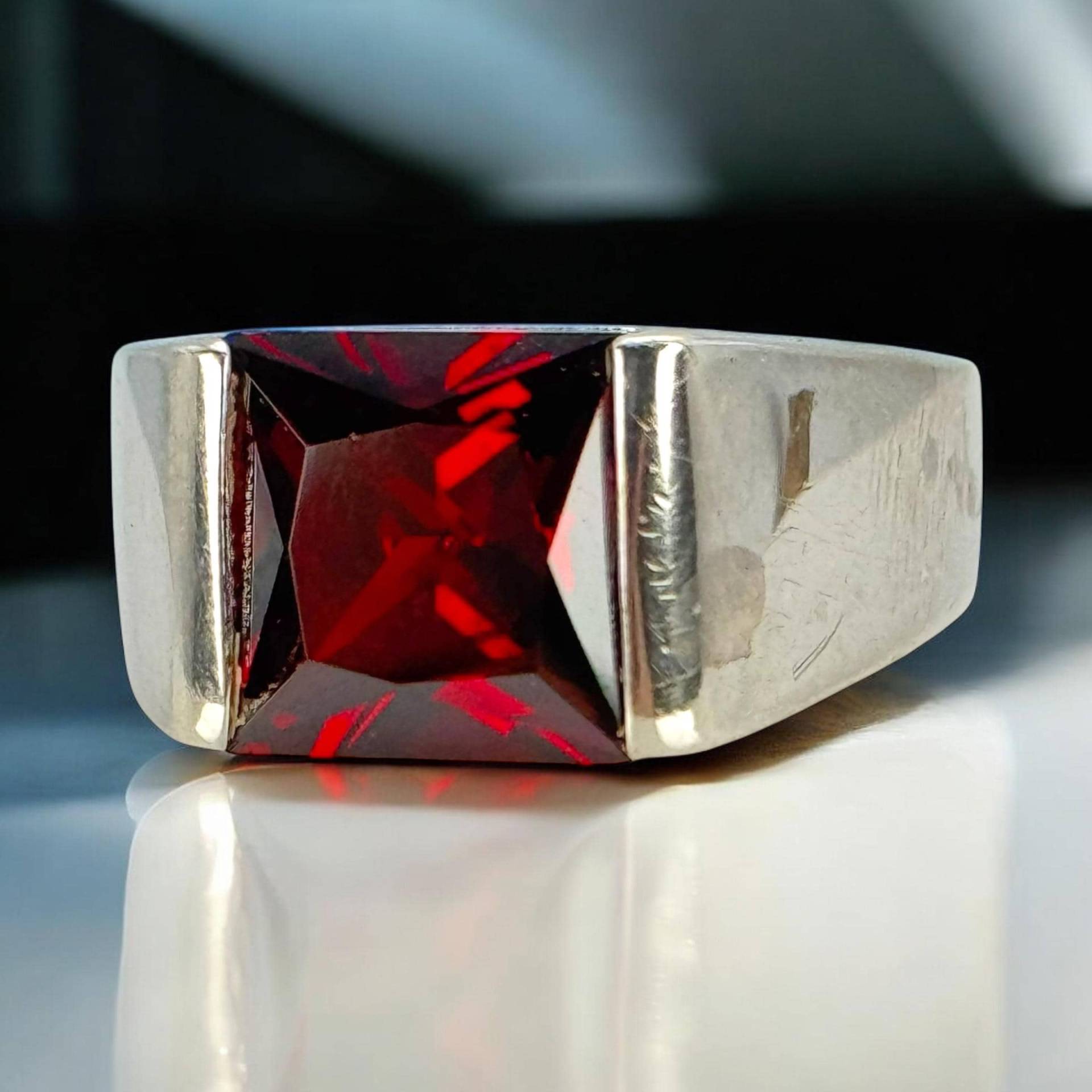 Ring 925Er Silber 19, 7mm Gr. 62 Vintage Geschenk Edelstein Baquette Damen Retro Nachhaltig Rot Rarität Luxus Eyecatcher Exklusiv Modern von EyecatchersJuwellery