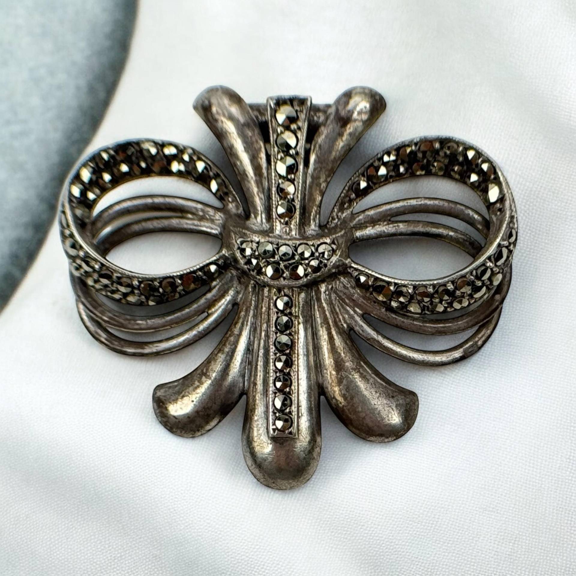 Schleife Kettenanhänger 835Er Silber Vintage Geschenk Eyecatcher Anhänger Selten Art Deco Retro Zeitlos Jugendstil Alt Markasiten Edelstein von EyecatchersJuwellery