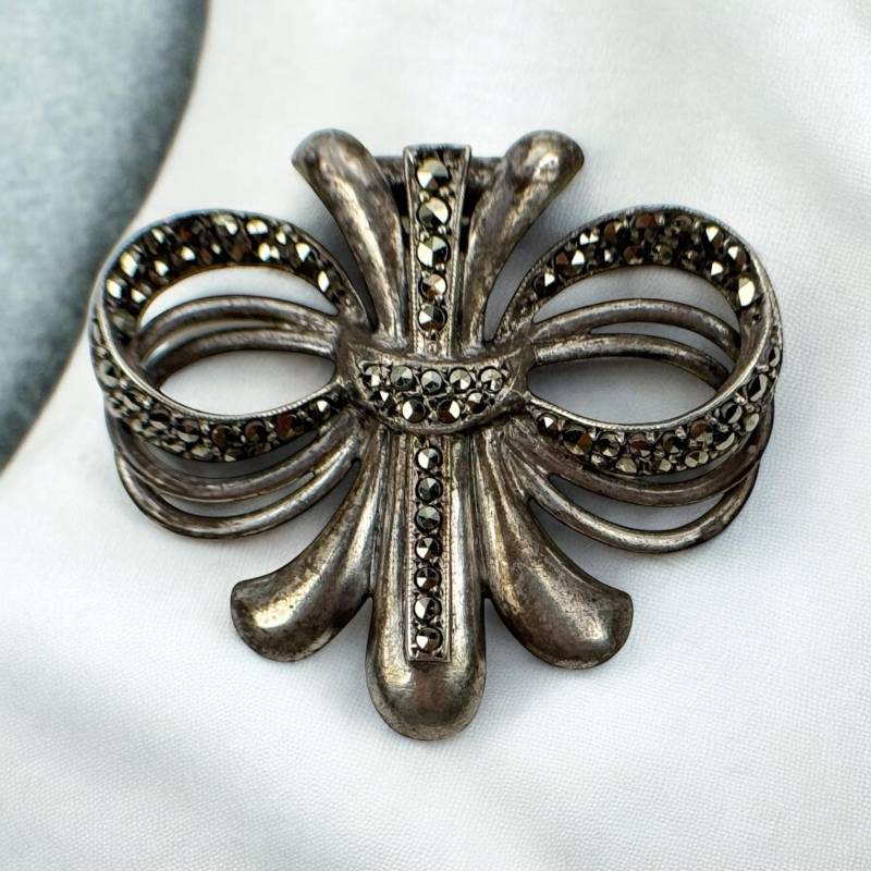 Schleife Kettenanhänger 835Er Silber Vintage Geschenk Eyecatcher Anhänger Selten Art Deco Retro Zeitlos Jugendstil Alt Markasiten Edelstein von EyecatchersJuwellery