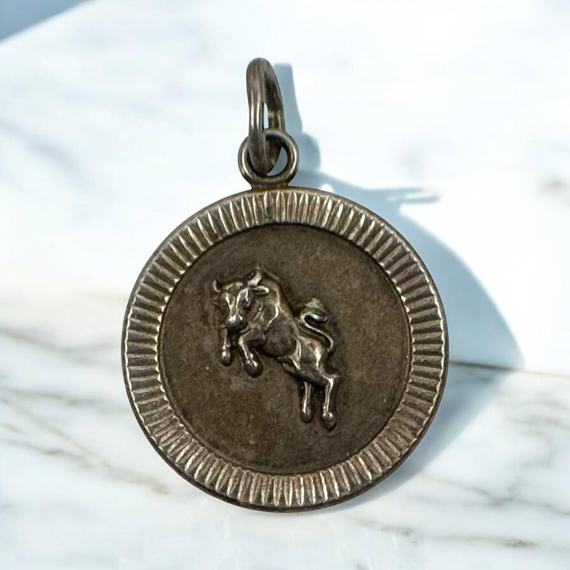 Stier Kettenanhänger 835Er Silber Vintage Geschenk 26 X 18mm Sternzeichen Patina Anhänger Fashion Modern Eyecatcher Exklusiv Luxus Rarität von EyecatchersJuwellery