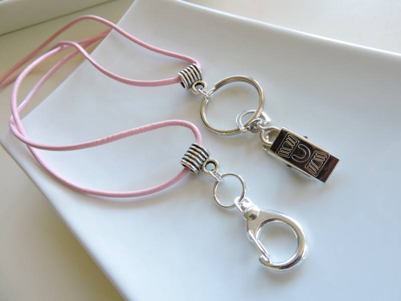 Rosa Leder-Badge Arbeit Id Clip Leder-Lanyard, Schlanke Runde Leder Id Lanyard, Sie Wählen Länge Und Anlage. Abtrünnige Option von EyeglassLanyards