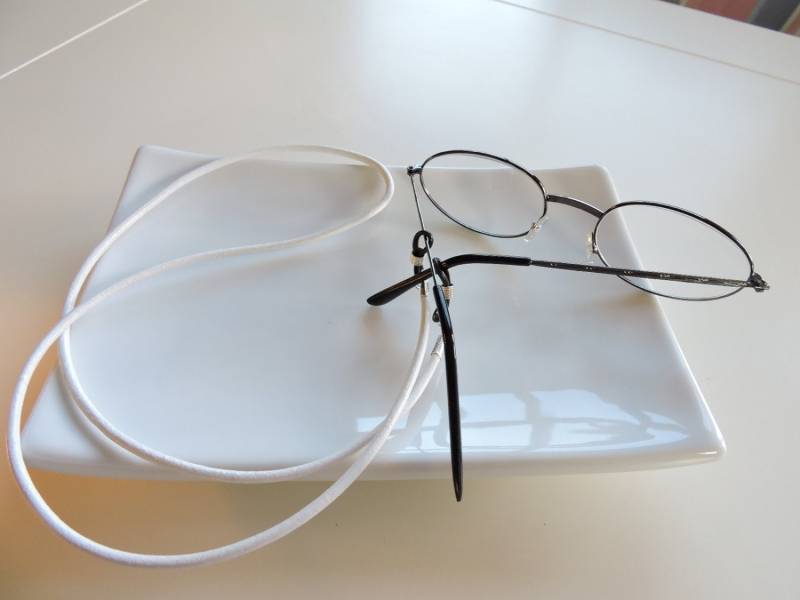 Weiße Runde Leder Brillengestell Kette - Lesung Glassess Inhaber Sonnenbrillenhalter Brillenhalter von EyeglassLanyards