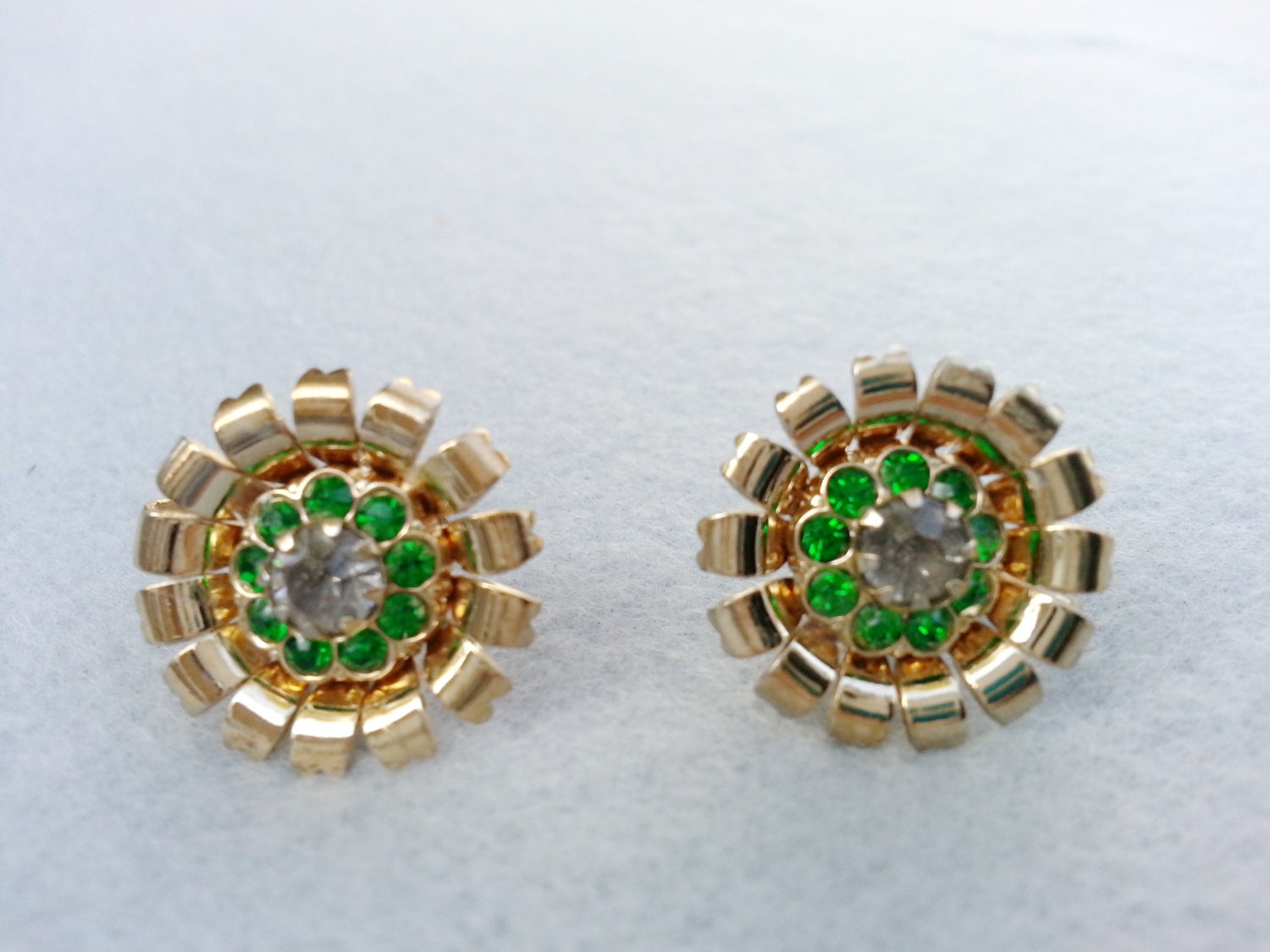 Vintage Coro Grüne Strass Ohrringe, Vergoldet von EyesofAnastasia