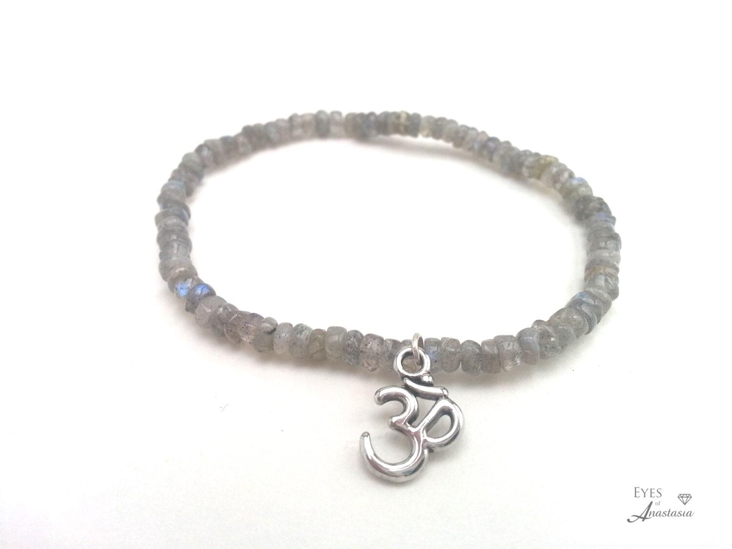 Labradorit Edelstein Yoga Armband Mit Om Anhänger von EyesofAnastasia