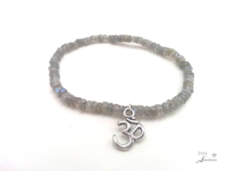 Labradorit Edelstein Yoga Armband Mit Om Anhänger von EyesofAnastasia