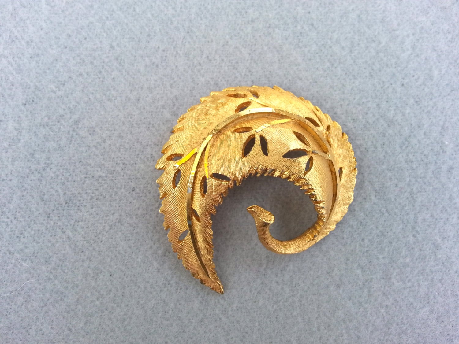 Vintage Bsk Vergoldete Blatt-Brosche Swirl Design von EyesofAnastasia