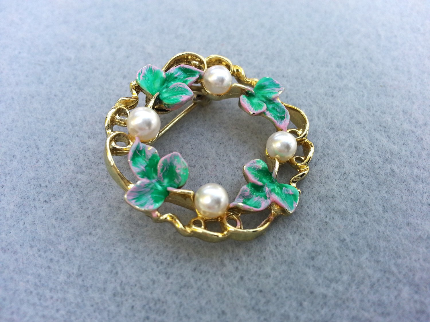 Vintage Gerrys Adventskranz Brosche Goldfarbene Kunstperle, 1950Er Jahre von EyesofAnastasia