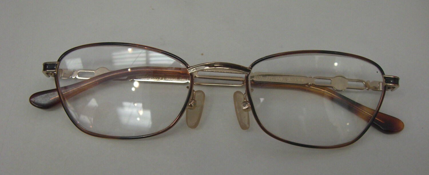 Original Einzigartig Geformte Vintage 1980Er Jahre Gianni Versace Gold Schildkröte Metallrahmen Original Einzigartig Geformte Vintage 1980Er Jahre Gianni Versace Gold Schildkröte Metallrahmen von EyewearMart