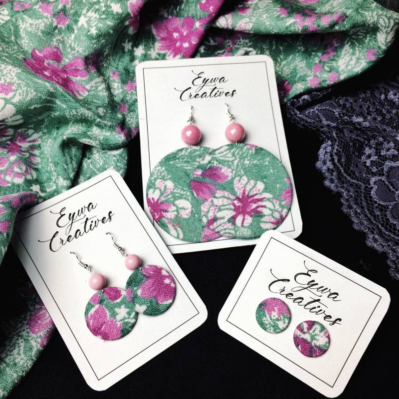 Kreis-Stoff-Ohrringe - Grün, Rosa, Weiß Blumenmuster Mit Einem Glänzenden Rosa Perle | Statement Ohrringe Creolen Chic Kreis-Stoff-Ohrringe - Grün, Rosa, Weiß Blumenmuster Mit Einem Glänzenden Rosa Perle | Statement Ohrringe Creolen Chic von EywaCreatives