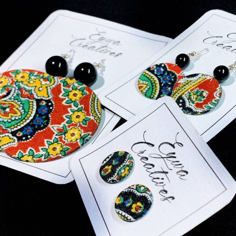 Kreis-Stoff-Ohrringe - Schwarz, Orange, Gelb, Blau Grün Blumenmuster Mit Einer Schwarzen Perle | Statement Ohrringe Creolen von EywaCreatives