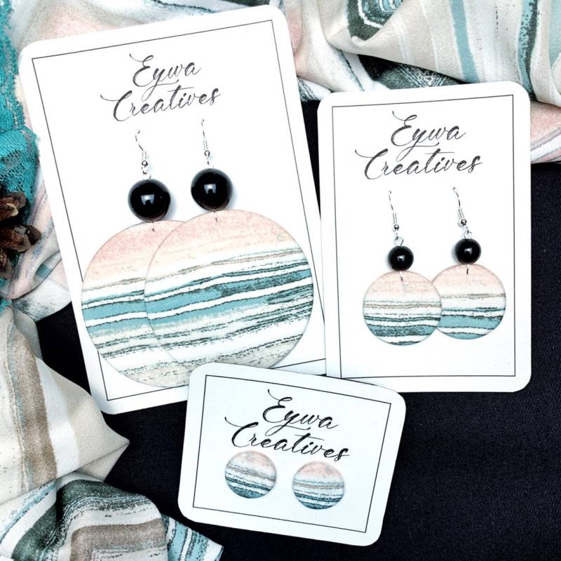 Kreis-Stoff-Ohrringe - Sonnenuntergang Farbigemuster Mit Einer Schwarzen Perle | Statement Ohrringe Creolen Gepunktete Kreis-Stoff-Ohrringe - Sonnenuntergang Farbigemuster Mit Einer Schwarzen Perle | Statement Ohrringe Creolen Gepunktete von EywaCreatives