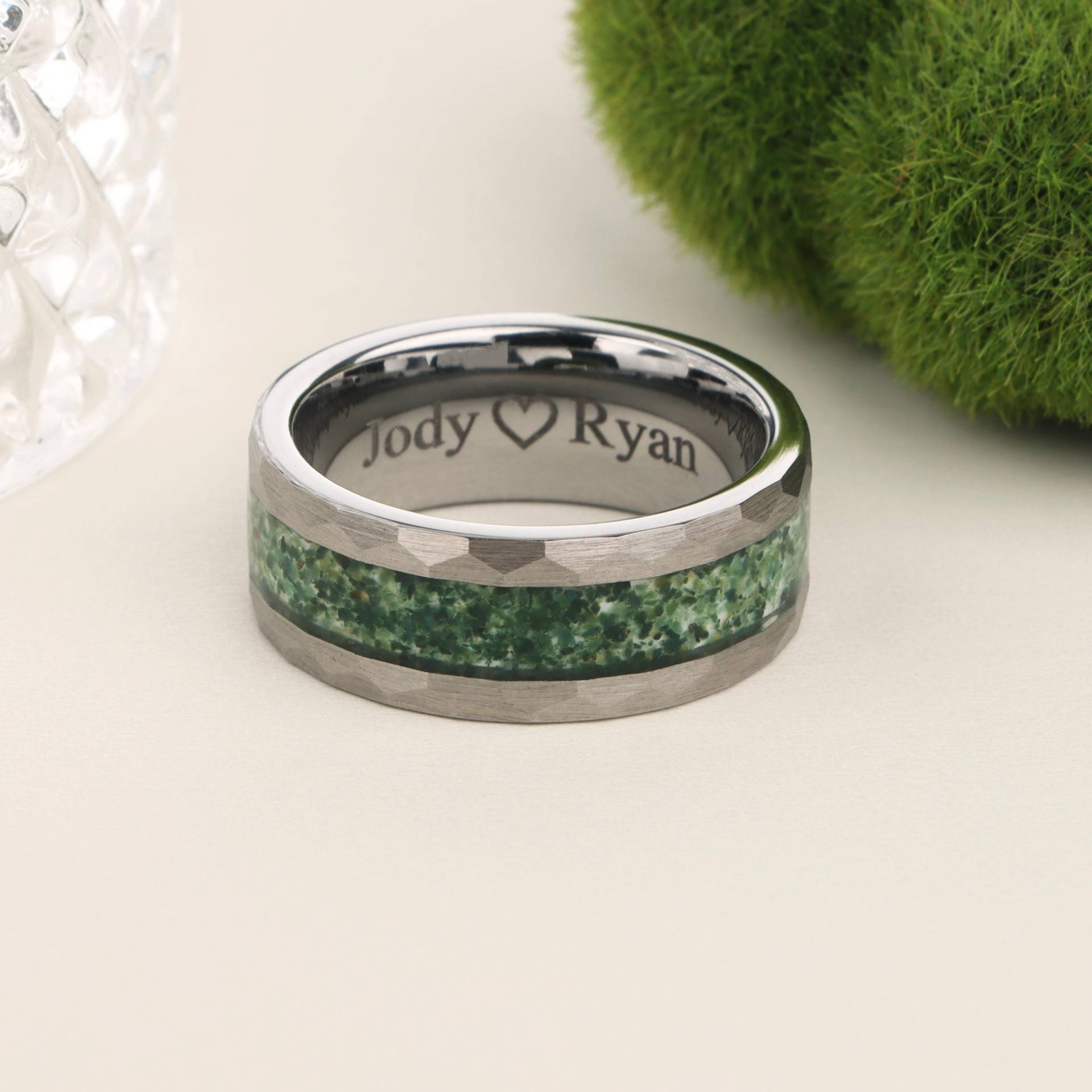 Custom Engraved Moss Agate Hammered Ring, 8mm Tungsten Steel Band Custom Engraved Moss Agate Hammered Ring, 8mm Tungsten Steel Band von EzGiftables