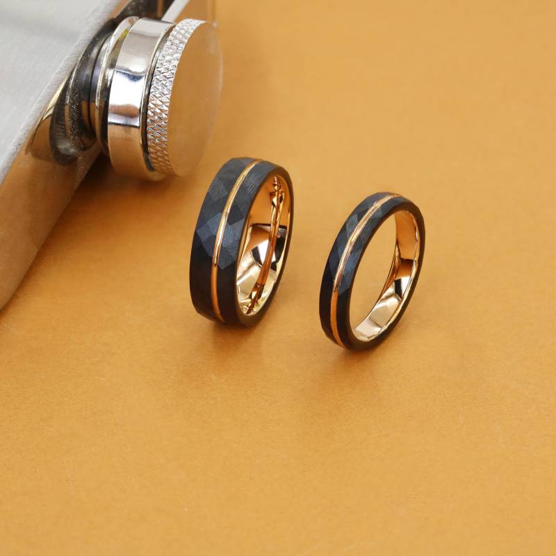 Personalized 4mm 6mm Couple Rings, Custom Engraved Hammered Band With Rose Gold Groove, Black Promise Ring Set, Tungsten Steel von EzGiftables