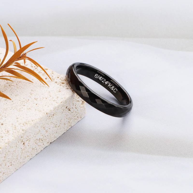 Personalized Black Hammered Band, Custom Engraved Ring, Faceted Ring, 4mm Tungsten Steel Ring, Promise Ring For Her, Anniversary von EzGiftables
