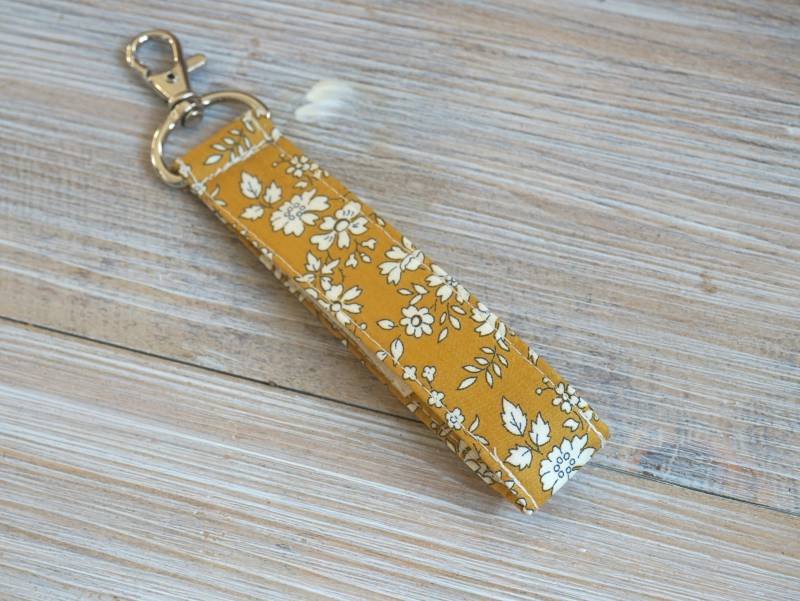 Liberty Of London Senf Floral Keyfob Armband Schlüsselanhänger Liberty Of London Senf Floral Keyfob Armband Schlüsselanhänger von EzignCo