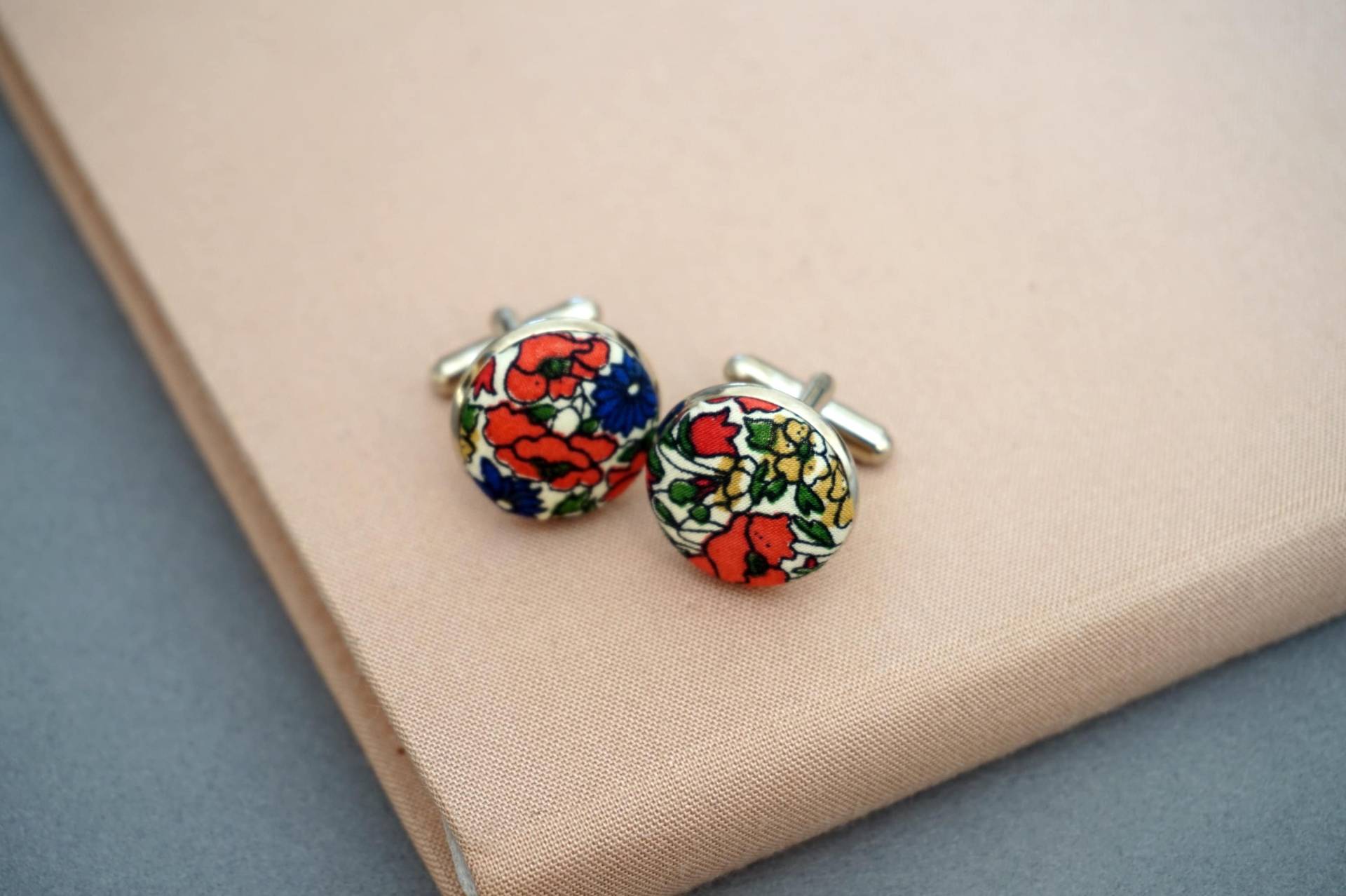 Roter Blumen Manschettenknöpfe, Mini Rot Floraler Elegante Hochzeitsgeschenke, Versilberter Bestman Geschenke, Passendes Taschenquadrat Roter Blumen Manschettenknöpfe, Mini Rot Floraler Elegante Hochzeitsgeschenke, Versilberter Bestman Geschenke, Passendes Taschenquadrat von EzignCo