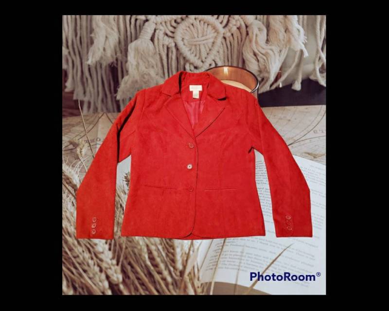 M/8 - Studio Works Schöne Rote Wildleder Button-Up Jacke Nicht Abnehmbar Schulterpolster Gefüttert Nähte Und Knopf Details Damen Y2K 2000S von EzrasEmporiumm