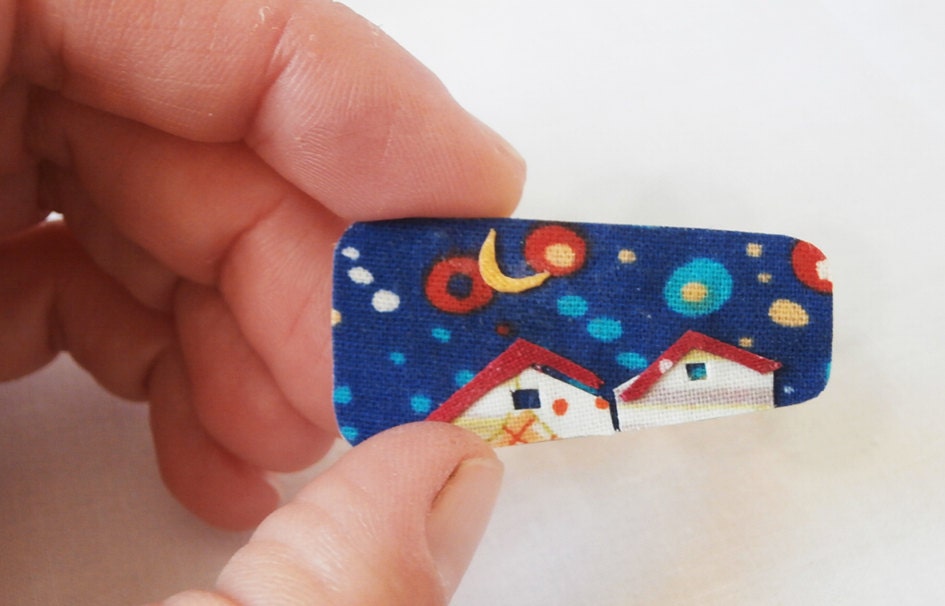 Faserkunst-Blau Textil Brosche Nacht Häuschen-Polka Dot Stoff-Rechteck Form Anstecknadel-Kostenloser Versand Nach Griechenland Faserkunst-Blau Textil Brosche Nacht Häuschen-Polka Dot Stoff-Rechteck Form Anstecknadel-Kostenloser Versand Nach Griechenland von FABRICase
