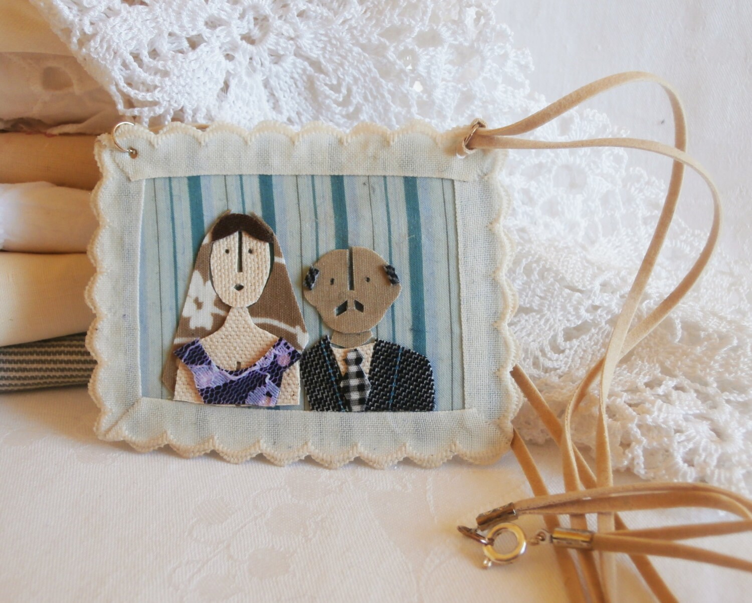 Fiber Art-stoff Anhänger - Textil Collage-Hochzeit Talisman Geschenk Für Sie-Kostenloser Versand Nach Griechenland Fiber Art-stoff Anhänger - Textil Collage-Hochzeit Talisman Geschenk Für Sie-Kostenloser Versand Nach Griechenland von FABRICase