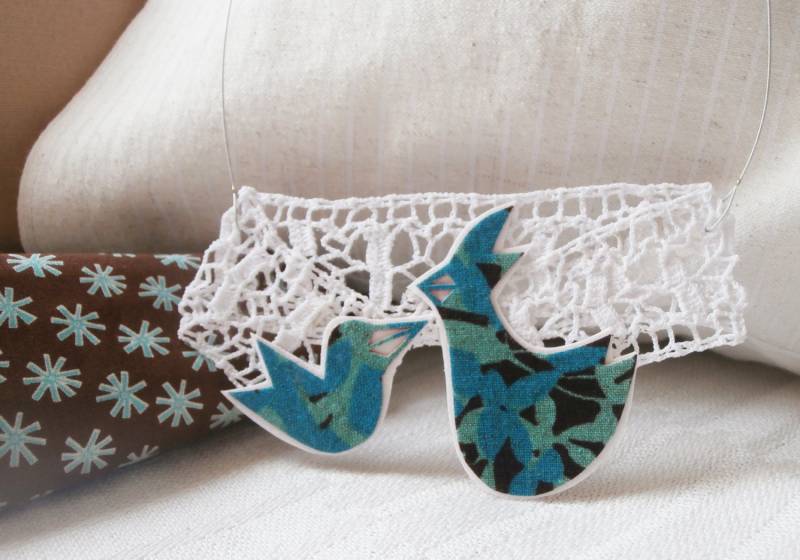 Fibre Art-stoff Collier-Kragen, Weiße Baumwollspitze, Türkis Leinen Textil Vögel-Kostenloser Versand Nach Griechenland Fibre Art-stoff Collier-Kragen, Weiße Baumwollspitze, Türkis Leinen Textil Vögel-Kostenloser Versand Nach Griechenland von FABRICase