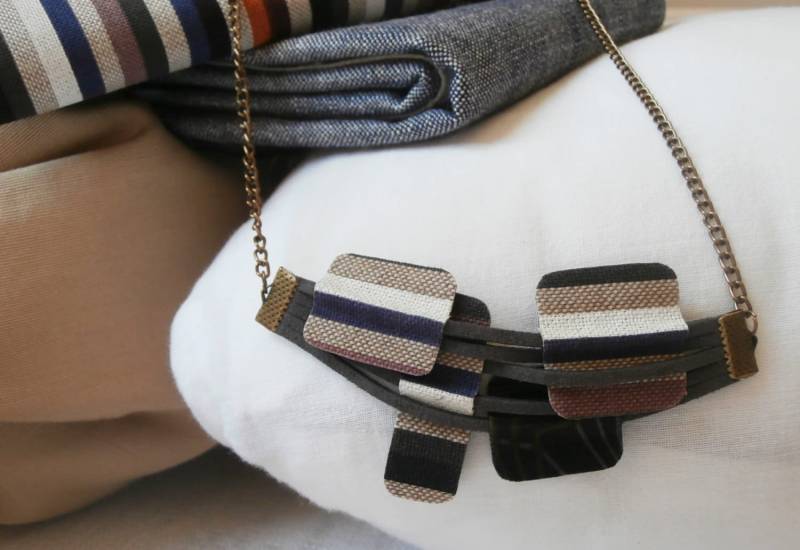 Gestreifte Stoffkette, Gewebte Textilstücke Auf Lederschnur - Kostenloser Versand Nach Griechenland Gestreifte Stoffkette, Gewebte Textilstücke Auf Lederschnur - Kostenloser Versand Nach Griechenland von FABRICase
