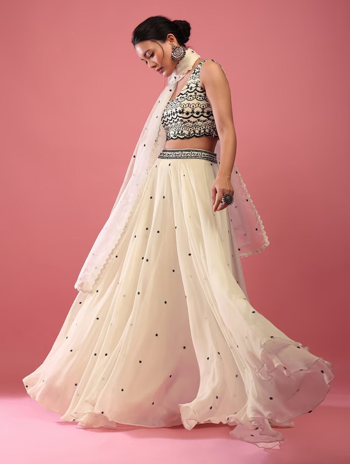 Pailletten Bestickter Georgette Lehenga Choli Mit Dupatta Pailletten Bestickter Georgette Lehenga Choli Mit Dupatta von FABWINDOW