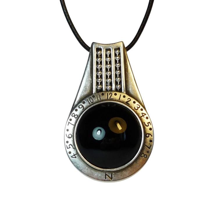 Sonnenuhr-Halskette, Nut-Sonnenuhr, Sonnenuhr-Anhänger, Solaruhr, Geschenk Und Sammlung Sonnenuhr-Halskette, Nut-Sonnenuhr, Sonnenuhr-Anhänger, Solaruhr, Geschenk Und Sammlung von FACTORIAPLUTON