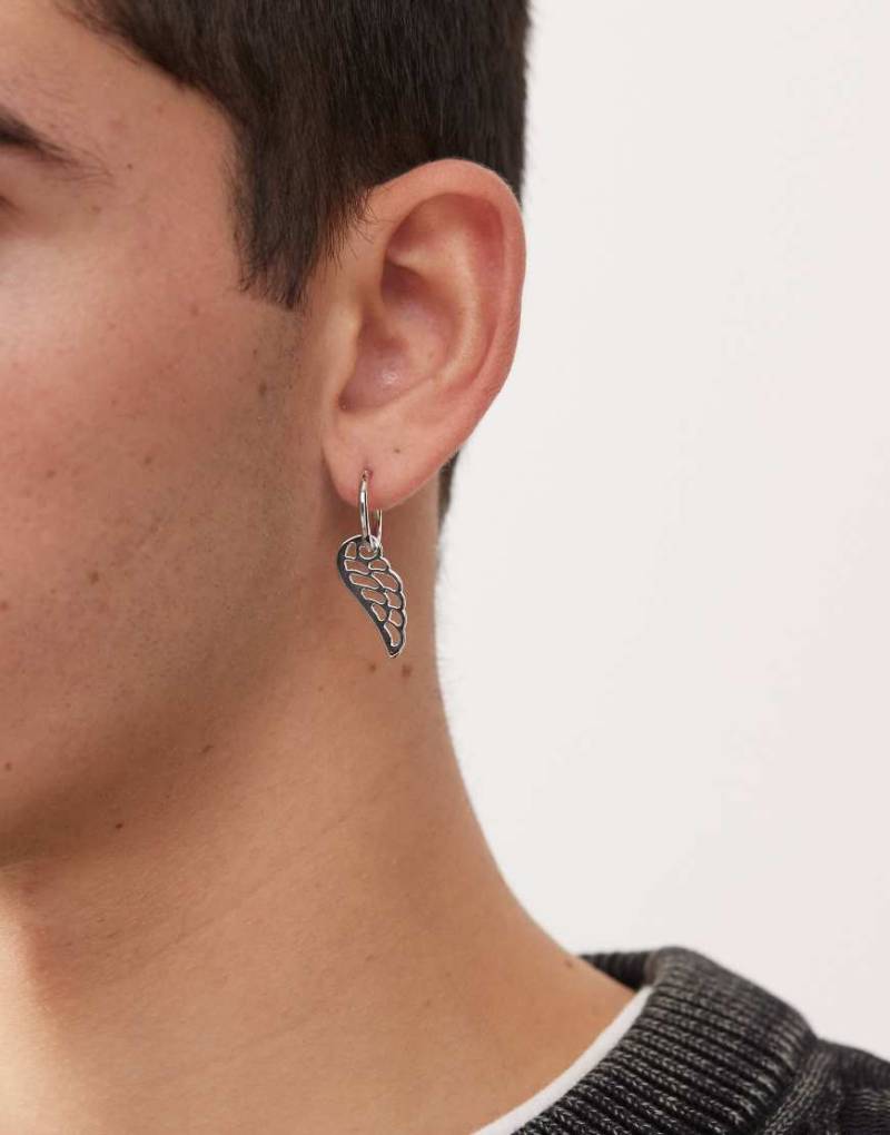 Faded Future - Silberfarbene Creolen mit Feder-Anhänger von FADED FUTURE