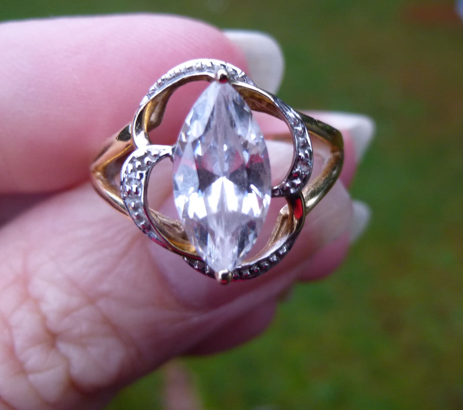 Cocktailring Aus Gelbgold Und Cz Flashy Tons Of Sparkle Cocktailring Aus Gelbgold Und Cz Flashy Tons Of Sparkle von FAMILYISSOIMPORTANT