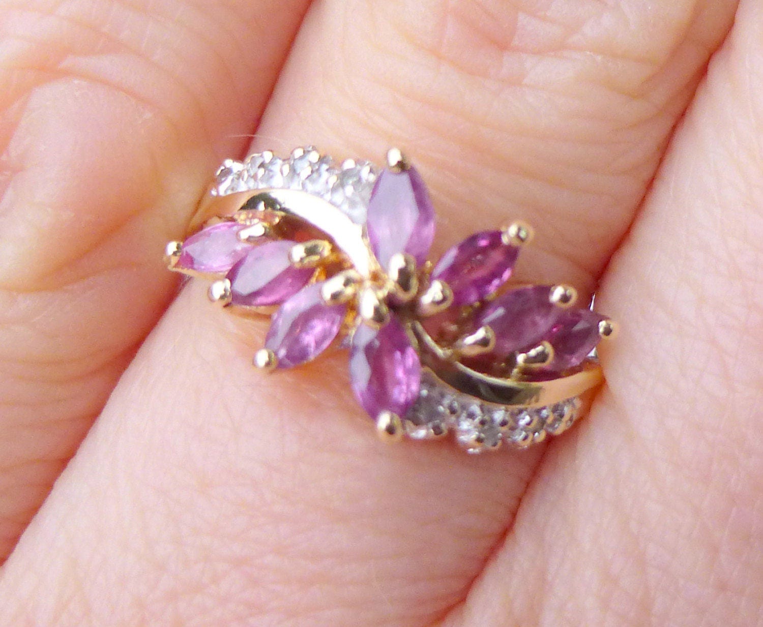Natürliche Rubin Und Diamant Cocktailring 14Kt Gelbgold Tonnen Von Funkeln Pink Natürliche Rubin Und Diamant Cocktailring 14Kt Gelbgold Tonnen Von Funkeln Pink von FAMILYISSOIMPORTANT