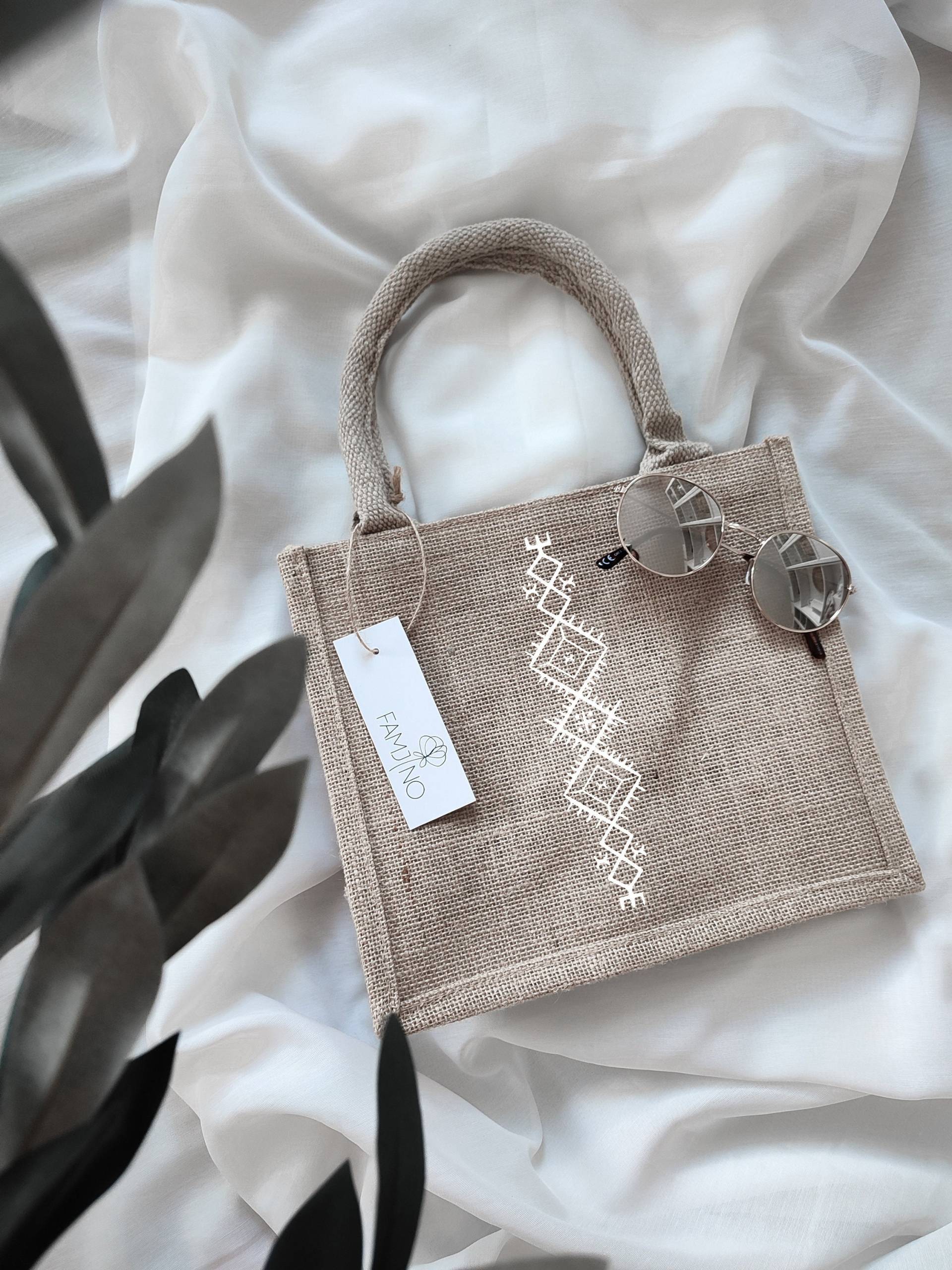 Amazigh Muster Filigran Jutetasche | Tifinagh Berber Tazerzit Tarz Fessi Ethno Boho Kabyle Geschenkidee Amazigh Muster Filigran Jutetasche | Tifinagh Berber Tazerzit Tarz Fessi Ethno Boho Kabyle Geschenkidee von FAMJINO