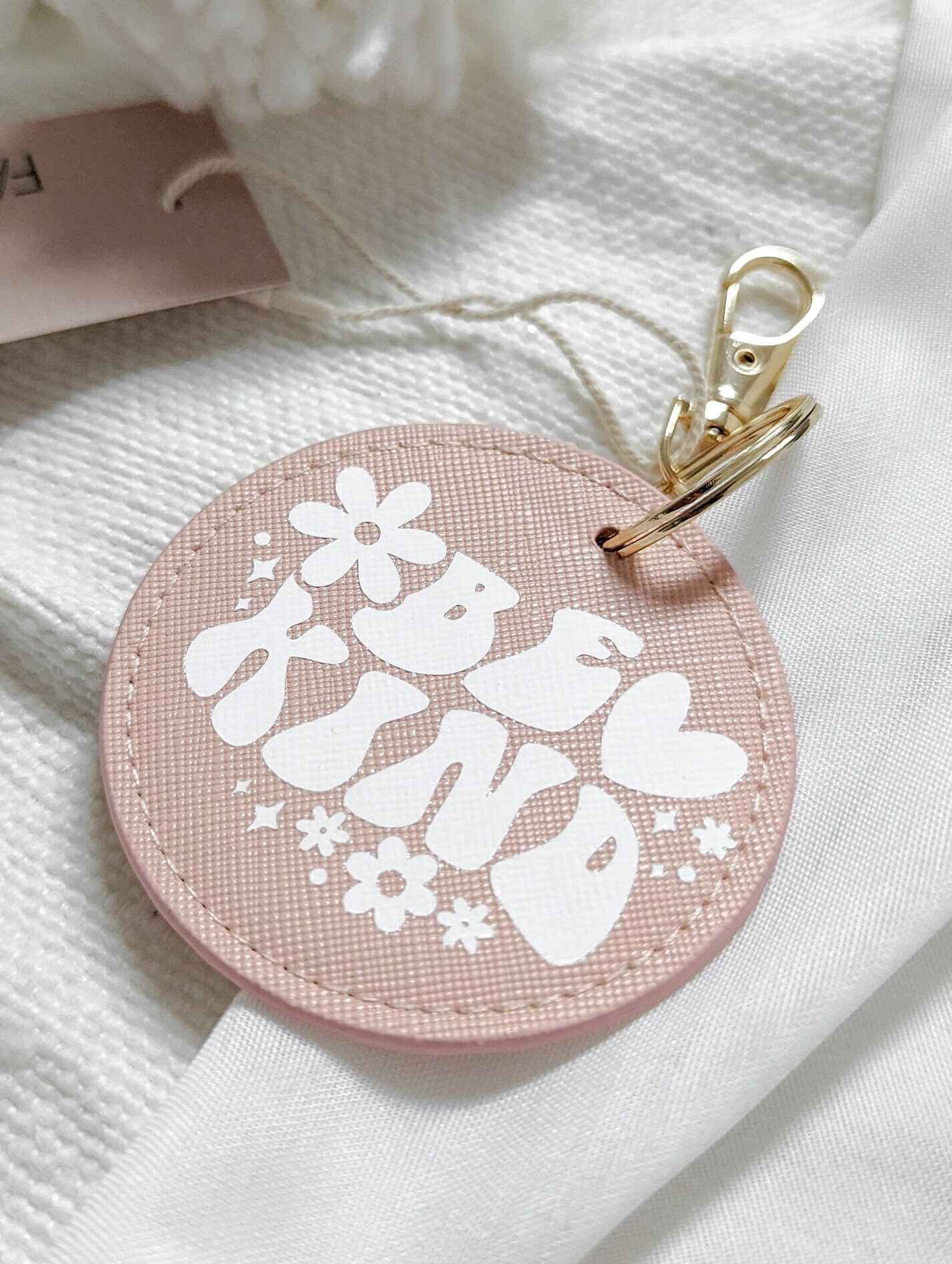Be Kind Schlüsselanhänger Rund | Saffiano Leder Stationary Groovy Retro Schlüssel Anhänger Spruch Tasche Student Geschenkidee Freundin von FAMJINO