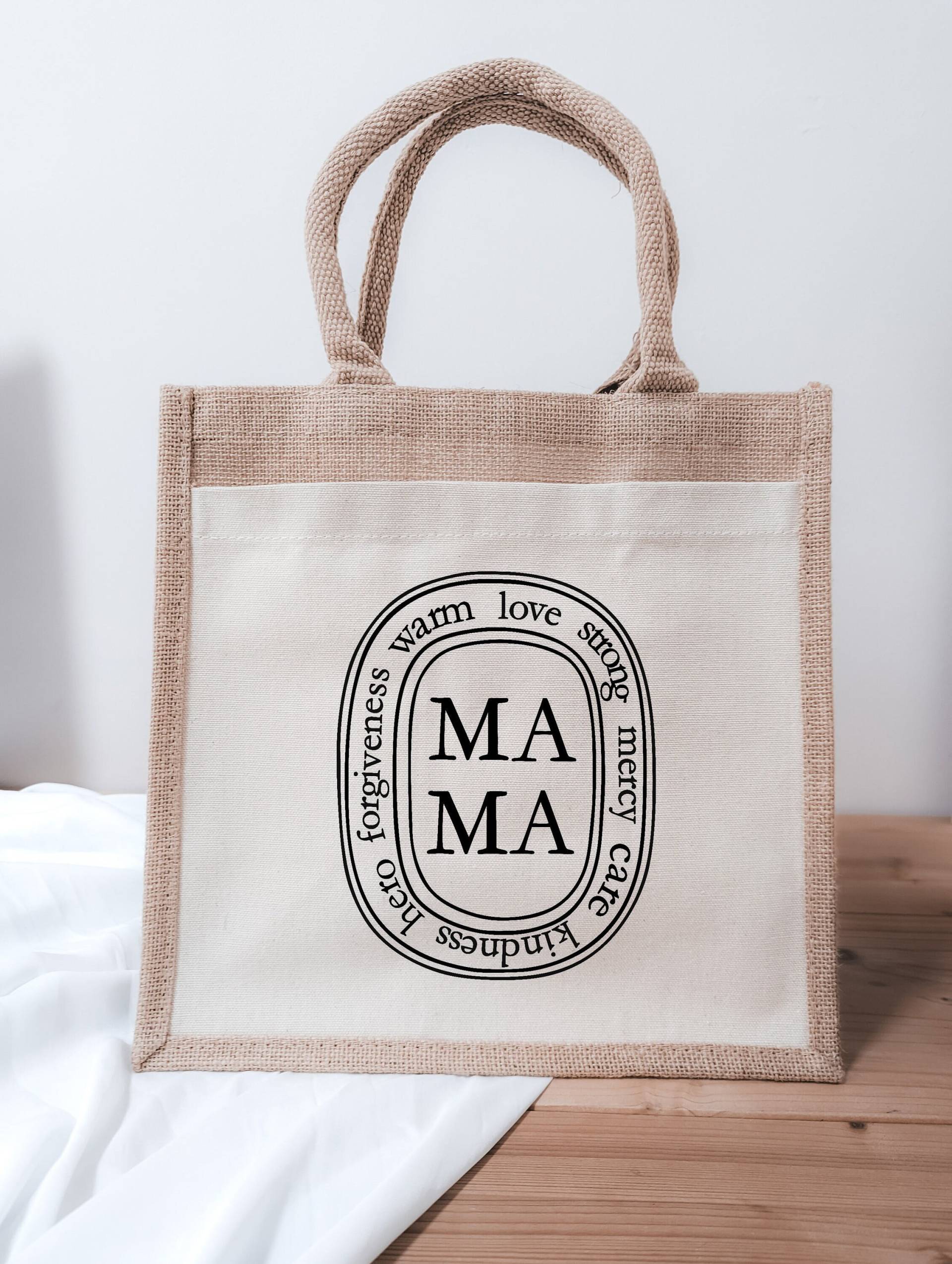 Mama Einkaufstasche Jute Tasche Mom Mutter Diptyque Design Stil Perfekte Geschenk Idee Geburt Schwangerschaft Babyshower Geburtsgeschenk Mama Einkaufstasche Jute Tasche Mom Mutter Diptyque Design Stil Perfekte Geschenk Idee Geburt Schwangerschaft Babyshower Geburtsgeschenk von FAMJINO