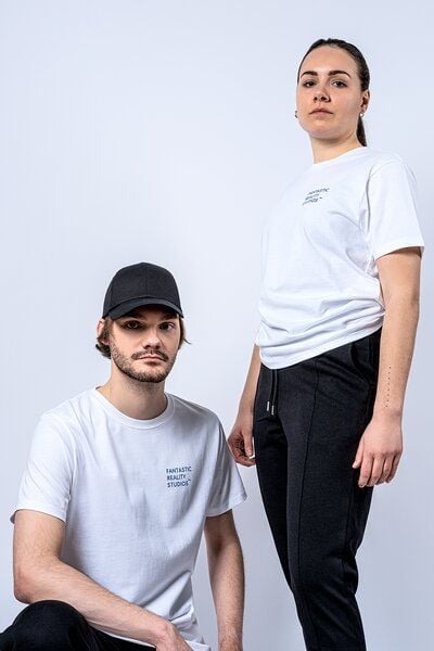 FANTASTIC REALITY STUDIOS FANTASTIC REALITY WHITE T-SHIRT – Bio-Baumwolle, Unisex von FANTASTIC REALITY STUDIOS
