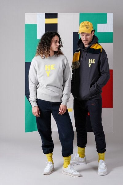 FANTASTIC REALITY STUDIOS HEY LIGHT GREY SWEATSHIRT – Bio-Baumwolle, Unisex von FANTASTIC REALITY STUDIOS