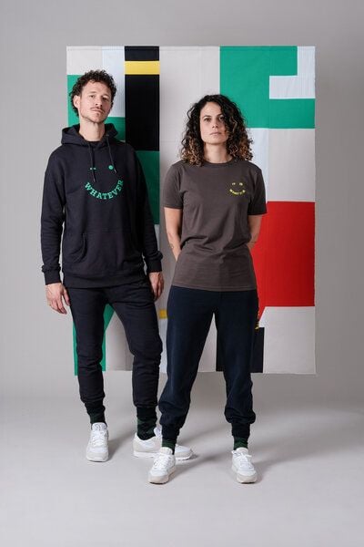 FANTASTIC REALITY STUDIOS WHATEVER NAVY BOXY HOODIE – Bio-Baumwolle, Unisex von FANTASTIC REALITY STUDIOS