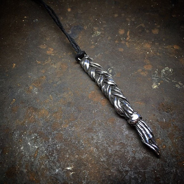 Geflochtener Verschlussanhänger Geflochtener Verschlussanhänger von FAREWELLnyc