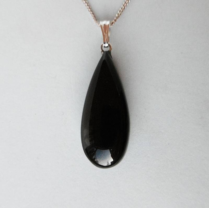 "Witby Jet Teardrop Anhänger" von FARJETTICKS