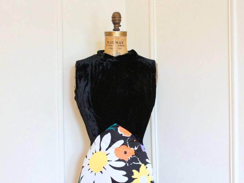 Flower Power, 1970Er Vintage Schwarzes Samt Und Helles Blumen Maxikleid - Größe Groß von FASHIONRERUN