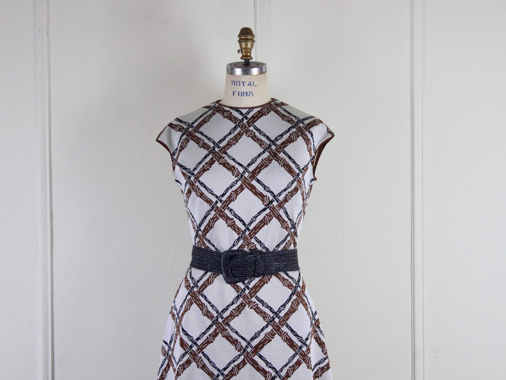 Mod + Preppy - 1960Er Braun Haferflocken Schwarzes Bambus Lattice Motorroller Kleid Kariert, Argyle Vintage Ilgwu Union Label Größe Medium von FASHIONRERUN