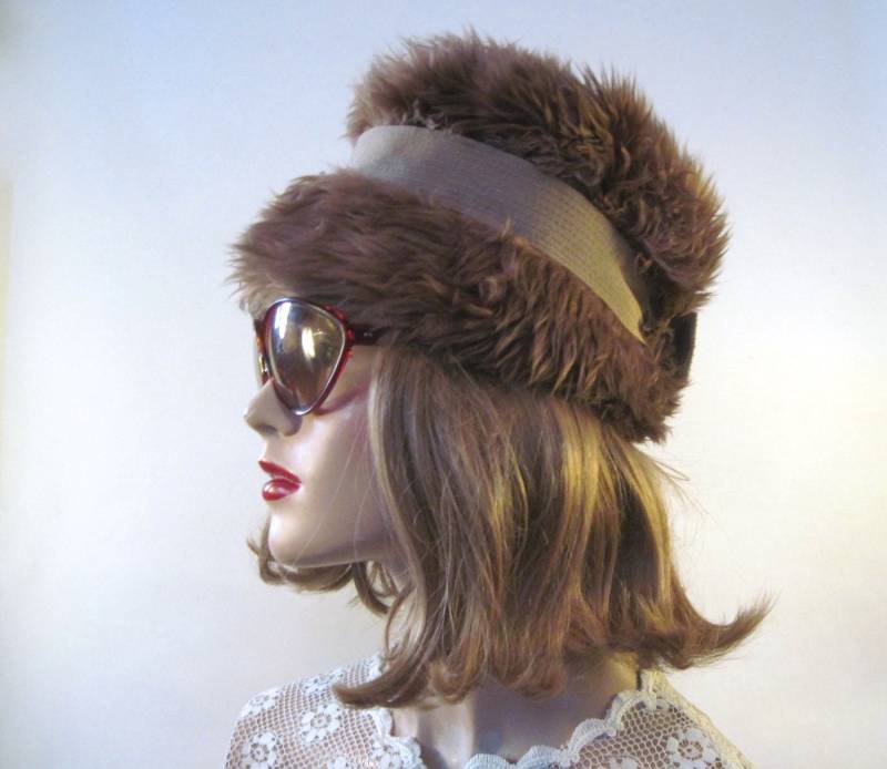 Vintage 1960Er Kunstfell Cloche Mit Braunem Ripsband - Herbst, Winter Party Hut von FASHIONRERUN