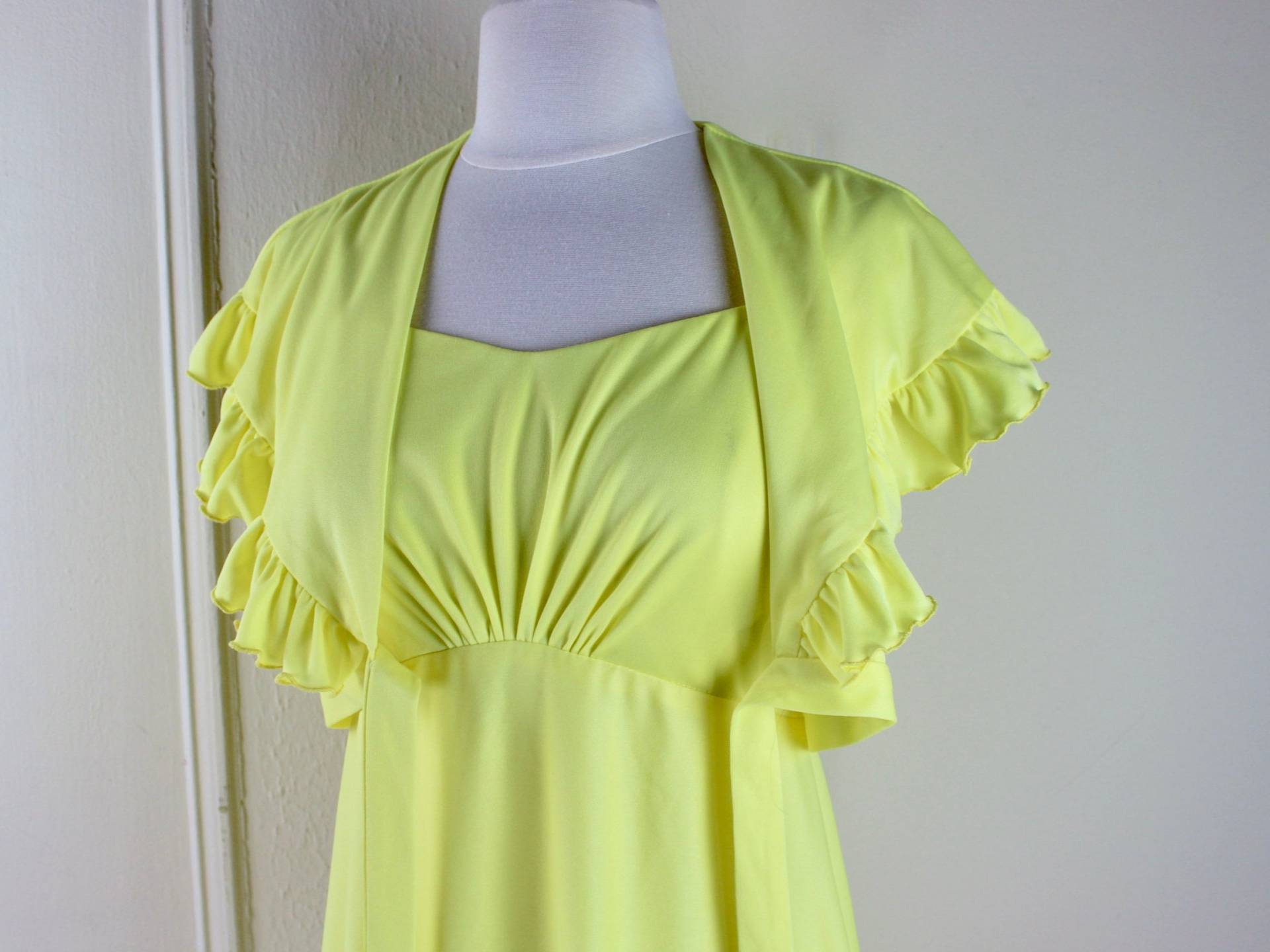 Vintage 1970Er Gelbes Maxi Halter Kleid Mit Rüschen Flatter Wrap/Jacke - Größe Klein Bis Mittel, S/M von FASHIONRERUN