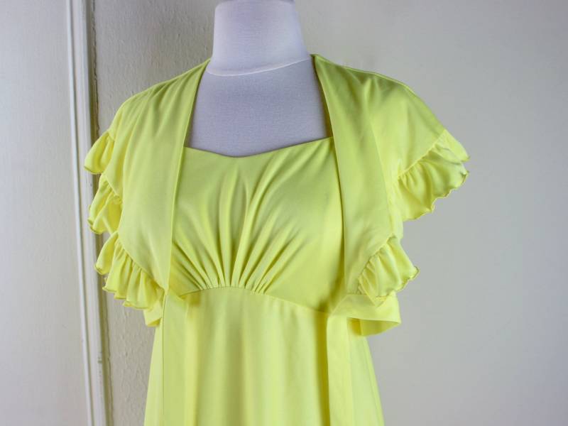 Vintage 1970Er Gelbes Maxi Halter Kleid Mit Rüschen Flatter Wrap/Jacke - Größe Klein Bis Mittel, S/M von FASHIONRERUN